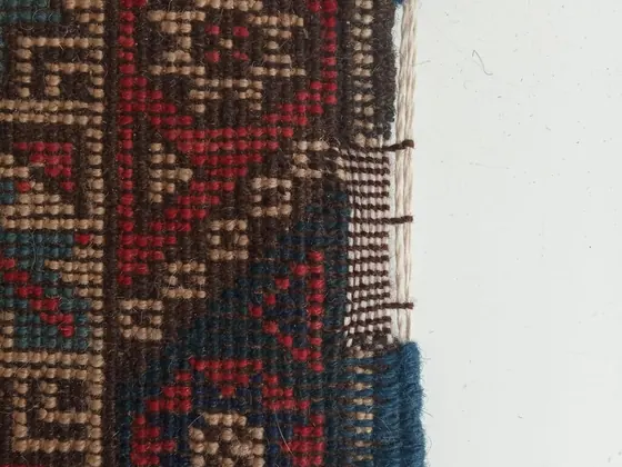 Franges à refaire, chaînes apparentes.