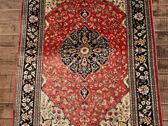 Tapis de Qom à médaillon, après lavage.