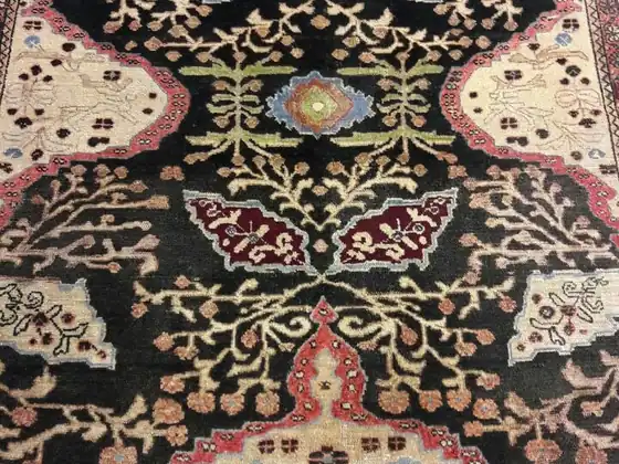 Tapis de prière à mihrab, fond aubergine.