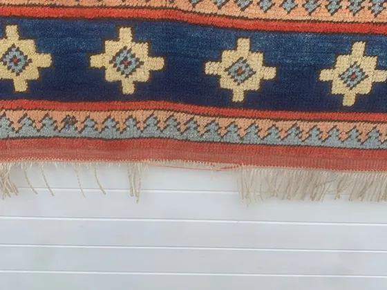 Tapis du Caucase, bordure et franges remises en état.